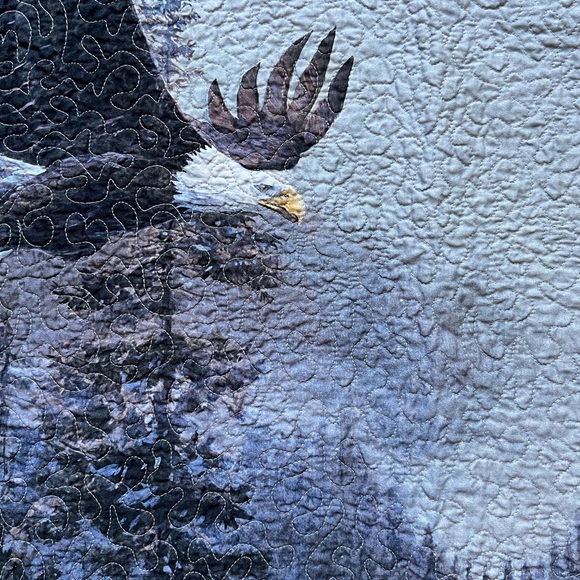 Bald Eagle Soaring Handcrafted Quilt Throw Decorative Gray USA 40” x 38” - Picture 5 of 12